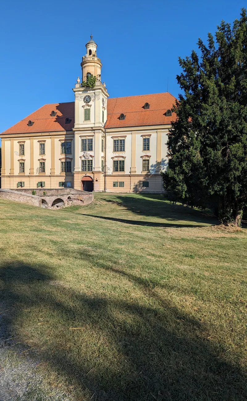 Povijesni objekt s parkom i mostom